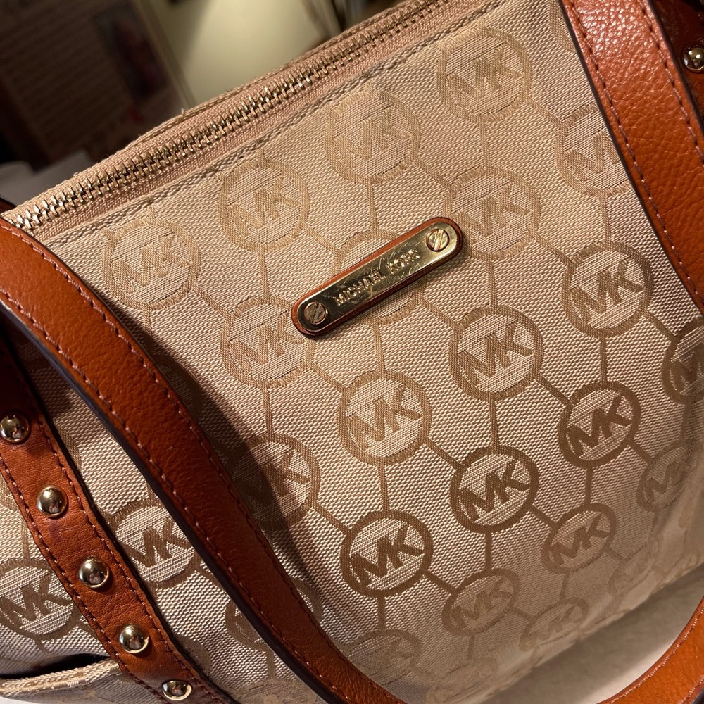 Michael Kors jet-set Signature Studded Tote - Picture 7 of 16